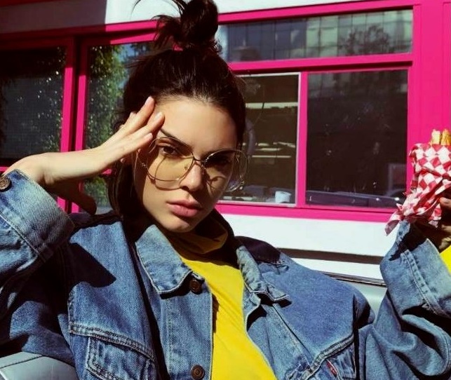 Gaya Kasual Dengan Sneakers Putih – Serbaguna & Bergaya